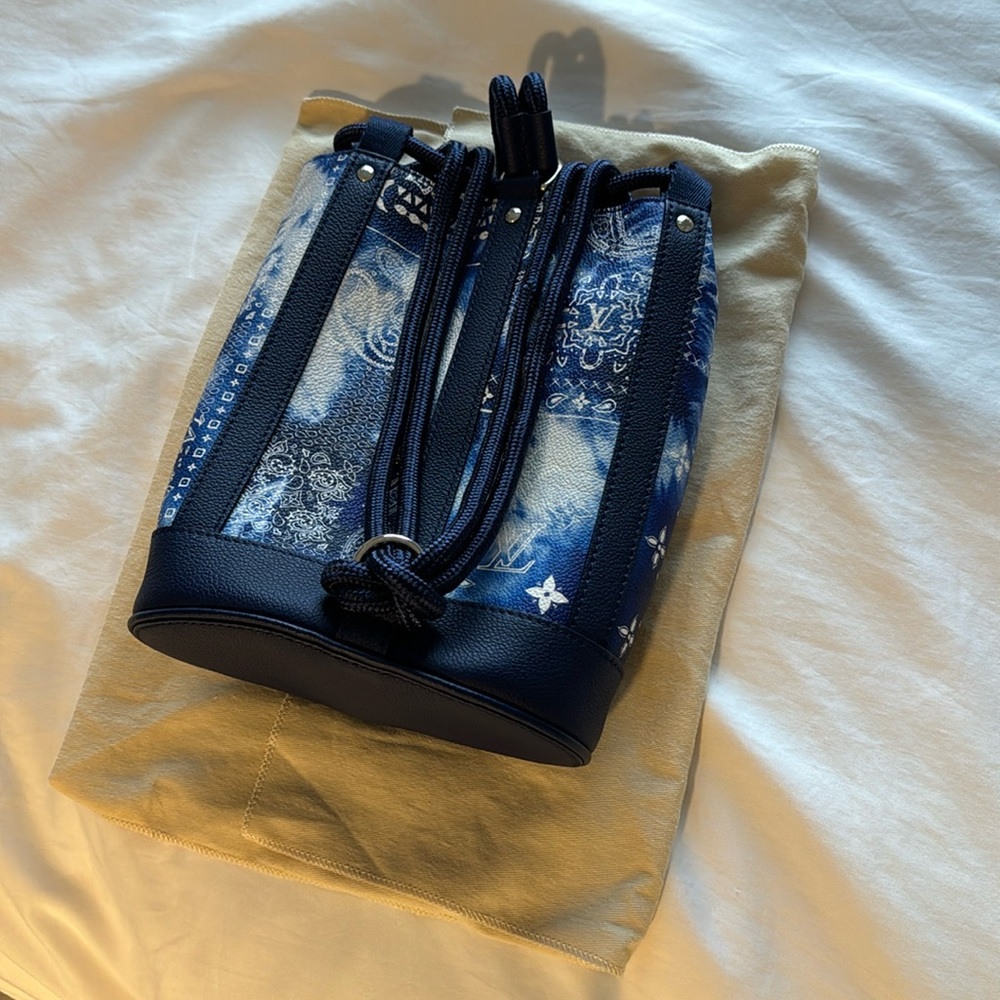 Louis Vuitton Bandana randonnée casual leather sack in navy and white.